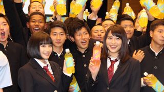 広瀬アリス＆すず姉妹、男子校にサプライズ登場で大歓声