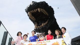 榮倉奈々と元KARAの知英、強風にめげずにゴジラと記念撮影