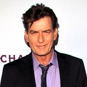 チャーリー・シーン、元スタッフに契約違反で訴えられる