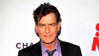 チャーリー・シーン、元スタッフに契約違反で訴えられる