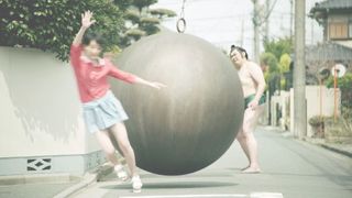 剛力彩芽、巨大な鉄球に突き飛ばされる！ワンダーコア新CMに登場