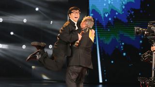 リュック・ベッソン、ジャッキー・チェンを抱えて仲良くダンス！会場は大喝采【第5回北京国際映画祭】