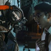 兵器だったはずのロボットが感情を持ったら?『チャッピー』AIの成長を追う特別映像!