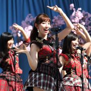 AKB48にニューヨーカー大興奮!小嶋陽菜、6年ぶり公演に笑顔!