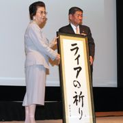 安倍首相の母・洋子さん、映画題字に込めた被災地への思い