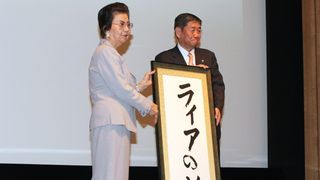 安倍首相の母・洋子さん、映画題字に込めた被災地への思い