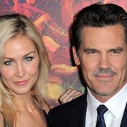 47歳ジョシュ・ブローリンがモデルの恋人と婚約!