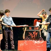染谷将太、主演のロック映画初日にギターで鏡割り!