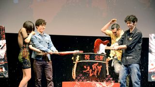 染谷将太、主演のロック映画初日にギターで鏡割り!