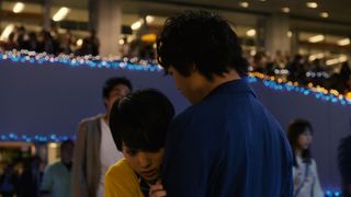 剛力彩芽、斎藤工に全身で“胸ドン”!夜の競馬場で出会う男女に