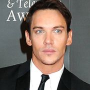 アルコール依存症で断酒中のジョナサン・リス・マイヤーズ ウォッカを飲みながら歩いているところを目撃される