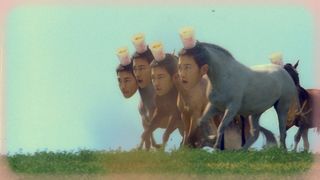 佐藤健が馬になって野を駆ける！衝撃ビジュアル公開