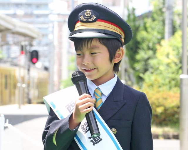 加藤憲史郎くん、1日駅長に就任も将来は「警察官になりたい」