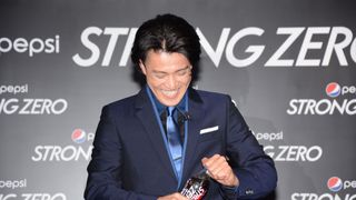 小栗旬、女性にペットボトルのふたを開けてもらい冷や汗