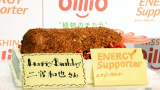 二宮和也、32歳の誕生日を“巨大エビフライ”ケーキで祝われる