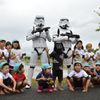 『スター・ウォーズ』田んぼアート作業をストームトルーパーが警護！子供たちも大喜び！