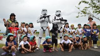 『スター・ウォーズ』田んぼアート作業をストームトルーパーが警護!子供たちも大喜び!