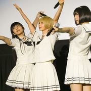 でんぱ組.inc、制服姿で映画館ライブ決行!