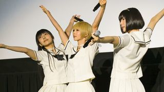 でんぱ組.inc、制服姿で映画館ライブ決行!