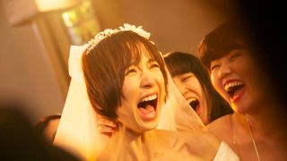 篠田麻里子が絶叫&ウエディングドレスでハイキック!