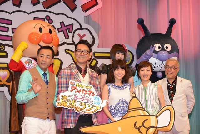 『それいけ!アンパンマン ミージャと魔法のランプ』の完成披露親子試写会が行われ(前列左から)塙宣之、土屋伸之、大島優子、戸田恵子、中尾隆聖が出席した。(後列)ドリーミング