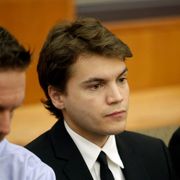 女性の首絞め逮捕されたエミール・ハーシュ、有罪の場合は禁錮刑も