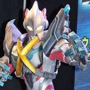 歴代41番目のウルトラマン「エックス」生お披露目!ゴモラをまとって登場!
