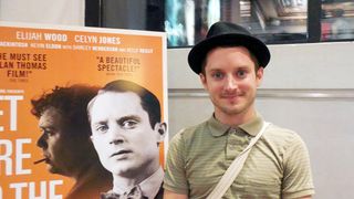 イライジャ・ウッド、エネルギーが飛び跳ねてくる脚本に「ノー」と言えず!詩人ディラン・トマスに心酔する役に