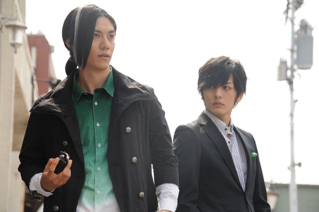 凌馬(青木玄徳)と貴虎(久保田悠来) , (C) 2015石森プロ・テレビ朝日・ADK・バンダイ・東映ビデオ・東映 (C) 石森プロ・ テレビ朝日・ADK・東映