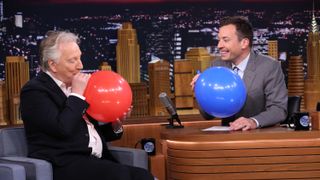 スネイプ先生、ヘリウムガスで甲高い声になる