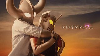 ウルトラの父、水着の母にバックハグ!南仏で優雅なバカンス