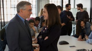 アン・ハサウェイが“新人”ロバート・デ・ニーロを雇う!ファッション業界舞台の『マイ・インターン』10月日本公開