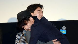 岡田将生、“超全力ハグ”で染谷将太のお尻をムギュ！