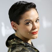 『グラインドハウス』女優、ハリウッドの性差別に声を上げクビに