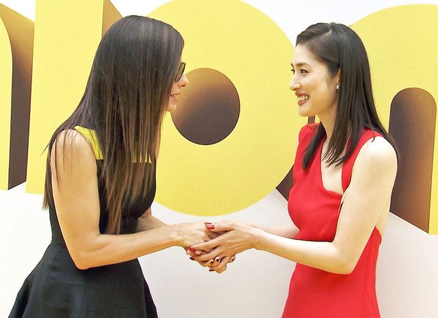 “日米最強の女ボス”天海祐希とサンドラ・ブロックががっちり握手！