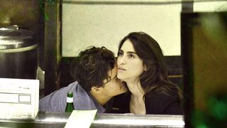 オーランド・ブルーム、すし屋で黒髪美女といちゃいちゃキス