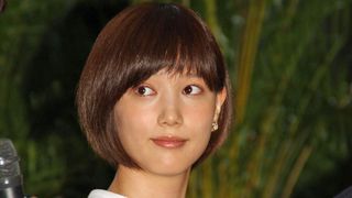 本田翼、三浦翔平との交際質問に無言…