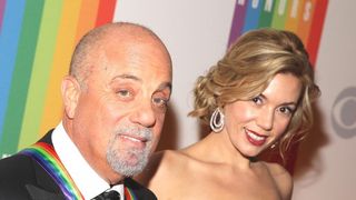 ビリー・ジョエル66歳、33歳年下の恋人と独立記念日に電撃結婚