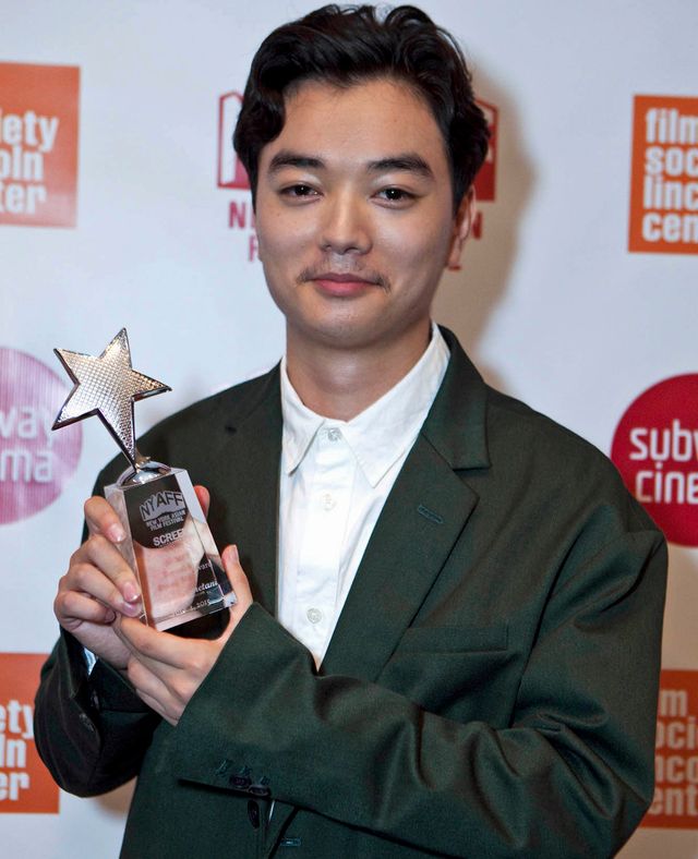 染谷将太、ニューヨークで賞を受賞！「演技の道を極める」と英語でスピーチ