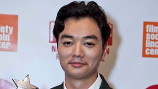 染谷将太、ニューヨークで賞を受賞!「演技の道を極める」と英語でスピーチ