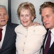 マイケル・ダグラスの母・女優のダイアナさん死去 がんのため老人ホームで 92歳