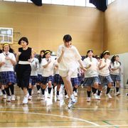 トリンドル&篠田&真野、都内高校でJK100人と本気の鬼ごっこ!