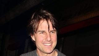 トム・クルーズ、バーで女の子といちゃいちゃ!