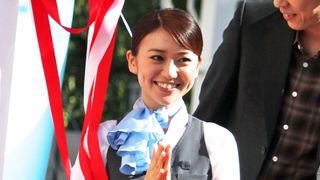 大島優子、ロマンスカーのアテンダント姿を披露