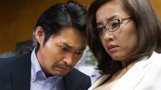 安田顕、神楽坂恵の谷間をガン見