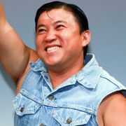 新婚スギちゃん、幸せそうな笑顔で映画舞台あいさつに登場!