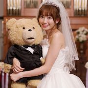 “花嫁”小嶋陽菜、中年テディベアと結婚したい!テッドもふもふファンクラブ代表に