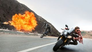 トム・クルーズ、やっぱり全力!危険すぎるノースタントバイクアクション!