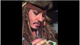 ジョニー・デップの授乳動画が話題に