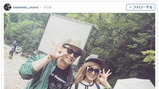 浅野忠信、ローラポーズがおちゃめすぎ！「大好きな二人」「なんかお似合い」